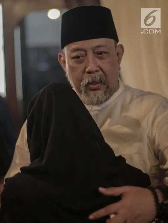 Komedian Indro Warkop menyambut tamu yang melayat jenazah istrinya, Nita Octobijanthy di rumah duka kawasan Pulo Mas, Jakarta, Rabu (10/10). Istri Indro Warkop meninggal akibat kanker paru-paru yang diidapnya sejak 2017 silam. (Liputan6.com/Faizal Fanani)