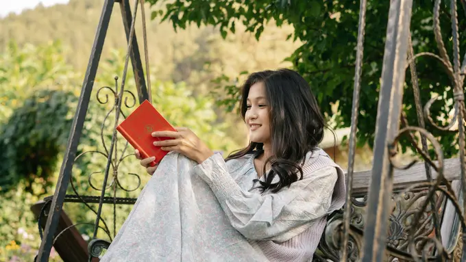 wanita september baca buku