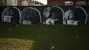Sebuah grafiti bergambar para personel The Beatles terlihat disebuah rumah di Liverpool, Inggris, (18/2). Kota Liverpool merupakan tempat kelahiran The Beatles yang menjadi band dengan penggemar terbanyak di seluruh dunia. (REUTERS/Phil Noble)