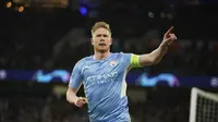 Gelandang Manchester City, Kevin De Bruyne melakukan selebrasi usai mencetak gol ke gawang Atletico Madrid pada pertandingan leg pertama perempat final Liga Champions di Stadion Etihad, di Manchester, Rabu (6/4/2022). City menang tipis atas Atletico Madrid 1-0. (AP Photo/Dave Thompson)