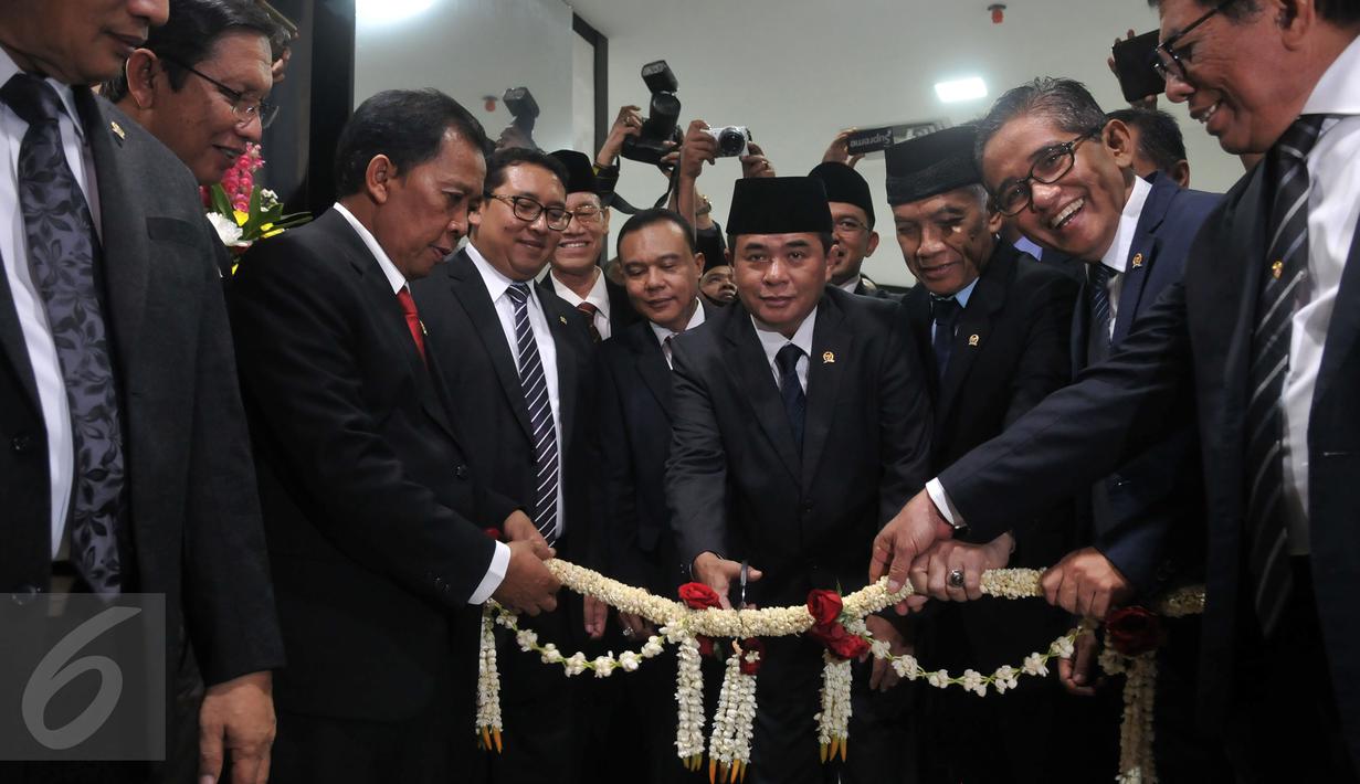 Ketua DPR Ade Komarudin (tengah) saat peresmian ruang sidang Mahkamah Kehormatan Dewan, Jakarta, Kamis (28/7).Dan juga menjaga marwah DPR RI karena tempat sidang yang lama kurang memadai. (Liputan6.com/Johan Tallo)