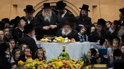 Yahudi ultraortodoks dari dinasti Nadvorna Hasid merayakan pesta Tu Bishvat di Kota Bnei Brak, Israel, Senin (21/1). Tu Bishvat adalah hari libur Yahudi pada bulan Syebat (Shvat). (AP Photo/Oded Balilty)