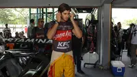 Antonio Giovinazzi tengah bersiap menjadi sopir bagi fans dan wartawan pada ajang Taxi Ride d Sentul, Jakarta, Selasa (2/8/2016). (Bola.com/Nicklas Hanoatubun)