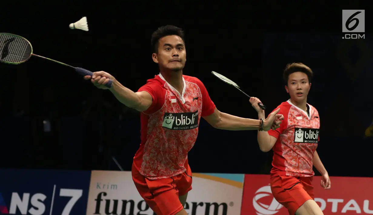 Ganda Campuran Indonesia, Tontowi Ahmad/Liliyana Natsir mengembalikan kok ke Chan Peng Soon/Yen Wei Peck (Malaysia) di Semifinal Indonesia Open 2017, Jakarta, Sabtu (17/6). Tontowi/Liliyana unggul 21-13, 21-14. (Liputan6.com/Helmi Fithriansyah)