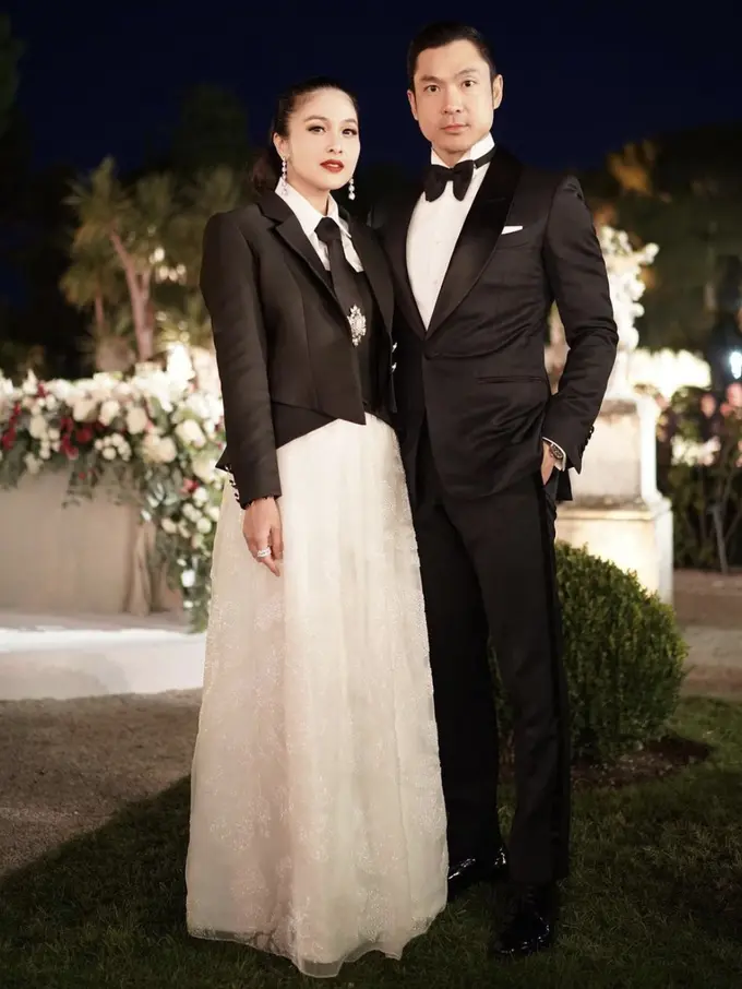 Sandra Dewi terlihat mesra dengan sang suami