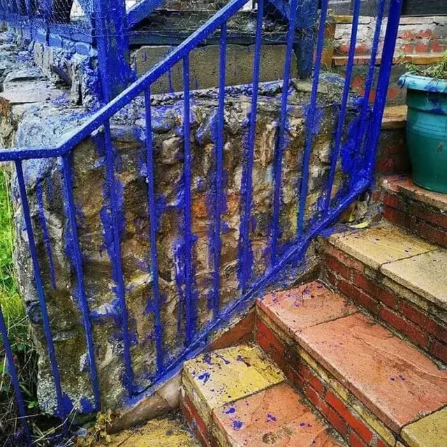6 Potret Hasil Cat Pintu Rumah Ini Nyeleneh, Penampakannya Jadi Gagal Estetik