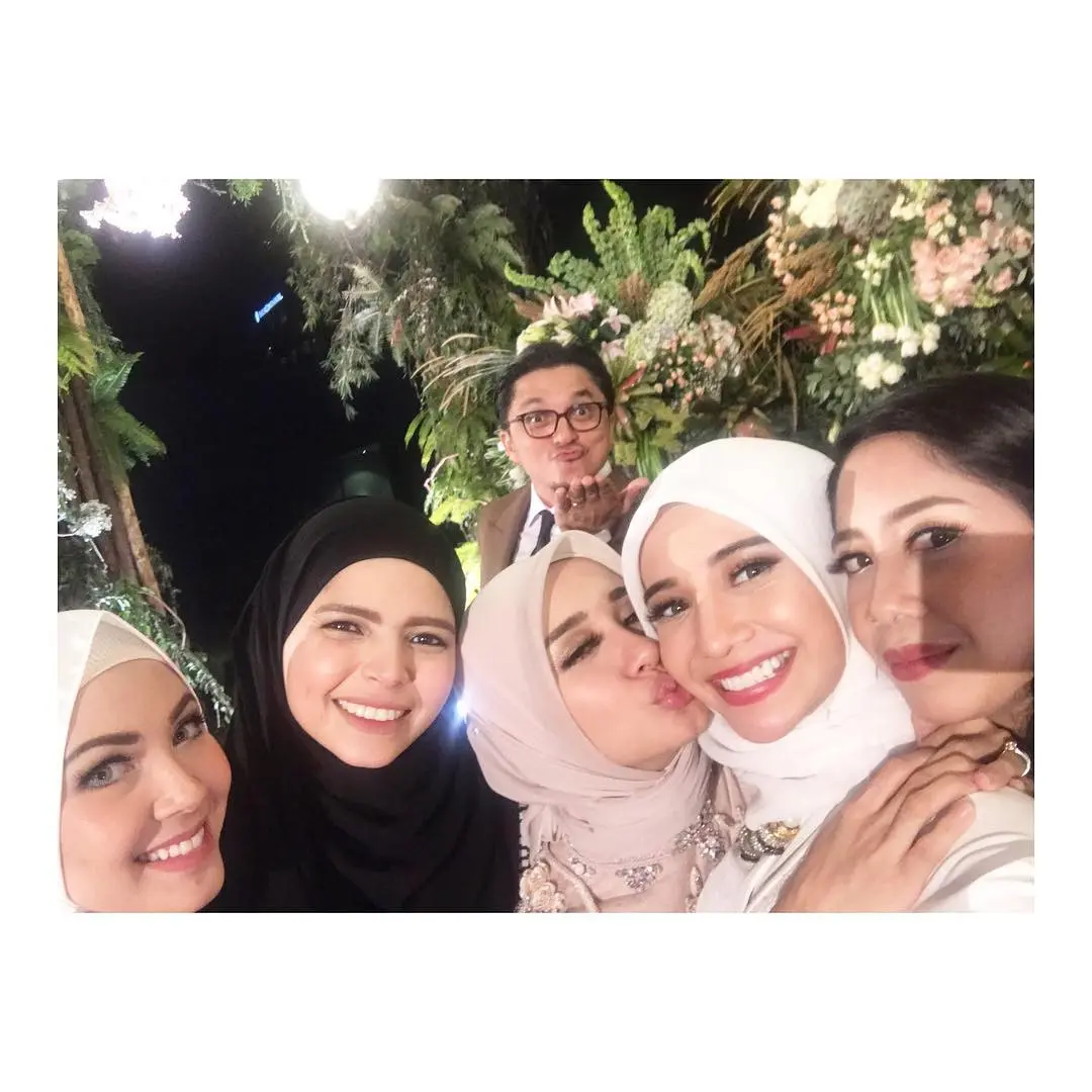 Zaskia Sungkar di resepsi kedua pernikahan Laudya Cynthia Bella dan Engku Emran. (Instagram/zaskiasungkar15)