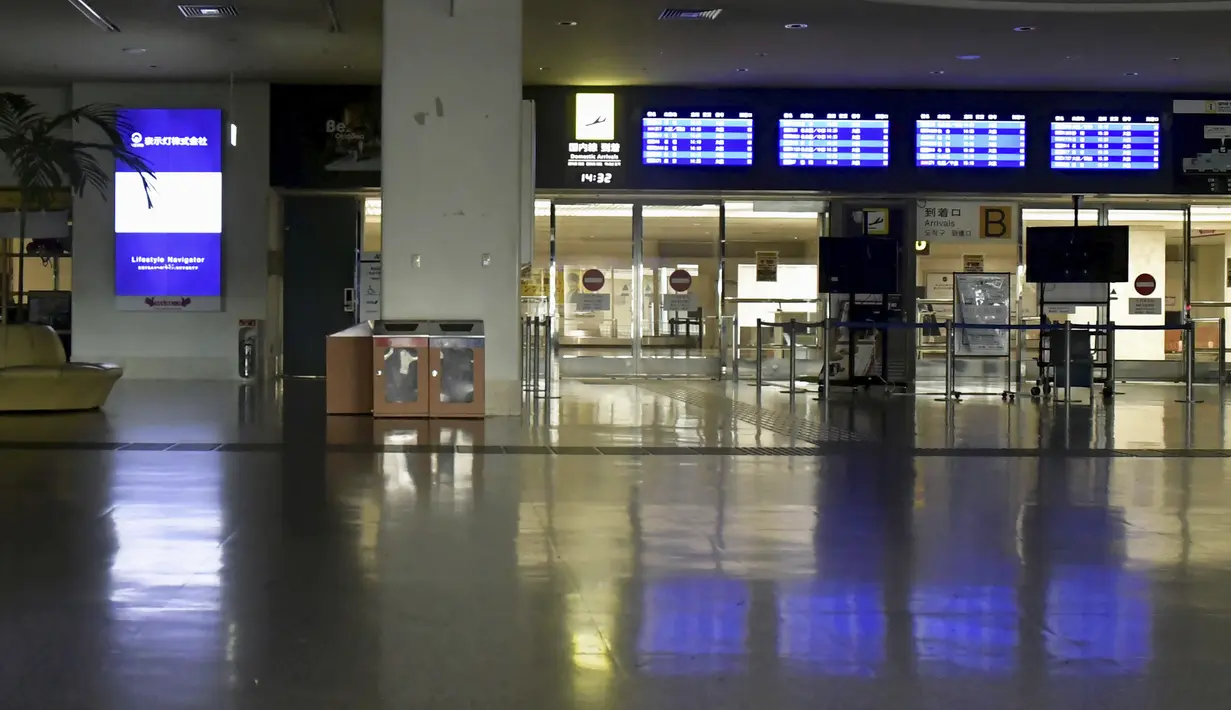 Bandara Naha sepi karena ditutup akibat topan yang mendekat di Naha, Okinawa, Jepang selatan, Rabu, 1 Agustus 2023.   (Kyodo News via AP)