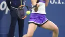 Petenis Ukraina Elina Svitolina mengembalikan bola ke arah petenis Amerika Serikat, Venus Williams pada babak kedua AS Terbuka 2019 di Louis Amstrong Stadium, Rabu (28/8/2019). Elina Svitolina melaju ke putaran ketiga setelah mengalahkan petenis tuan rumah Venus Williams 6-4, 6-4. (AP/Michael Owens)