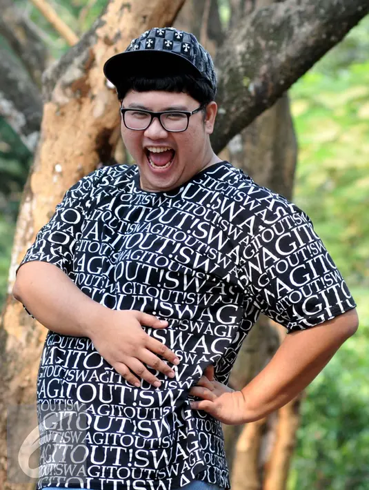 Ricky Cuaca bergaya lucu disela-sela syuting sinetron Ganteng-Ganteng Serigala di kawasan Buperta Cibubur, Jakarta, Rabu (22/7/2015). (Liputan6.com/Panji Diksana) 