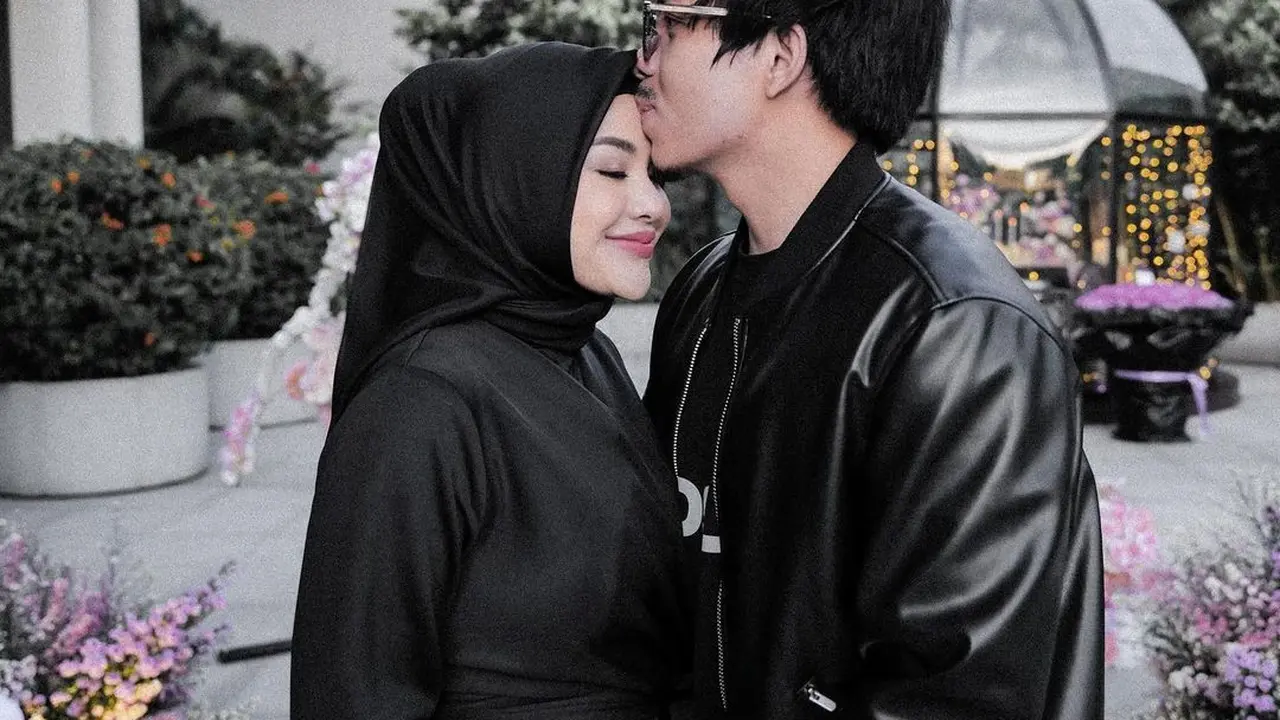 6 Gaya Serasi Aurel Hermansyah-Atta Halilintar Dinner Romantis Rayakan 2 Tahun Menikah