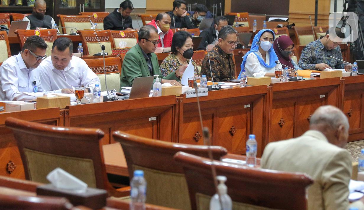 Suasana rapat kerja antara Wakil Menteri Hukum dan HAM RI, Edward Omar Sharif Hiariej dengan Komisi III DPR RI di Kompleks Parlemen, Senayan, Jakarta, Rabu (9/11/2022). Rapat tersebut membahas penyampaian penyempurnaan Rancangan Kitab Undang-undang Hukum Pidana (RKUHP) hasil sosialisasi Pemerintah. (Liputan6.com/Angga Yuniar)