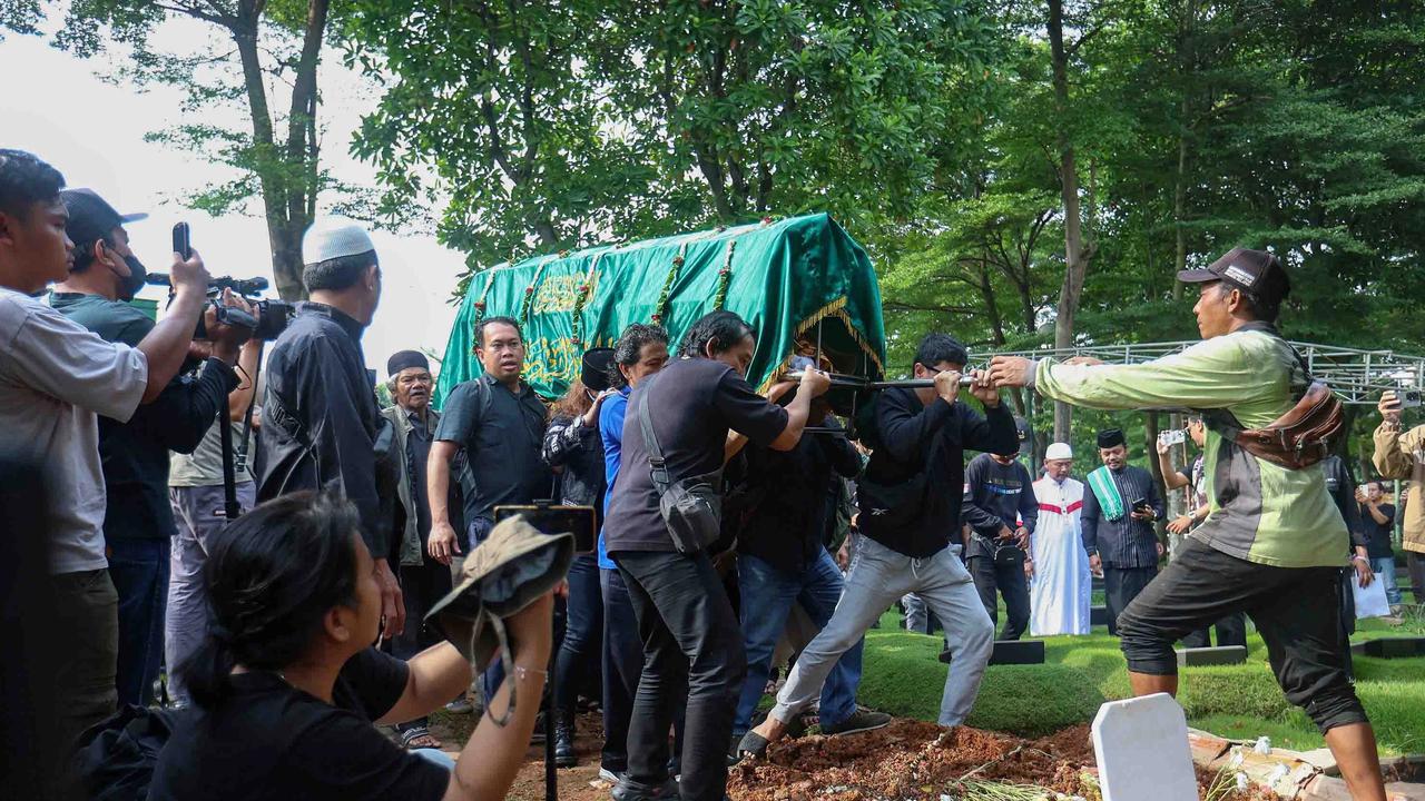FOTO: Perpisahan Mengharukan Epy Kusnandar Ikon Kang Mus yang Dicintai Publik