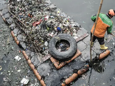 Petugas UPK Badan Air Dinas Lingkungan Hidup saat membersihkan sampah yang mencemari Waduk Cincin, Jakarta Utara, Rabu (23/6/2021). Pengerukan sampah dilakukan secara rutin guna menjaga kebersihan dan keindahan waduk, terutama saat memasuki musim penghujan. (merdeka.com/Iqbal S Nugroho)
