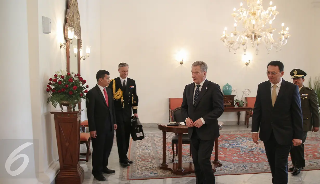 Gubernur DKI Basuki Tjahaja Purnama menerima kunjungan Presiden Finlandia Sauli Vainamo Niinisto (tengah) di Balai Kota DKI Jakarta, Rabu (4/11). Keduanya melakukan diskusi tertutup dalam rangka membahas peluang kerjasama. (Liputan6.com/Faizal Fanani)