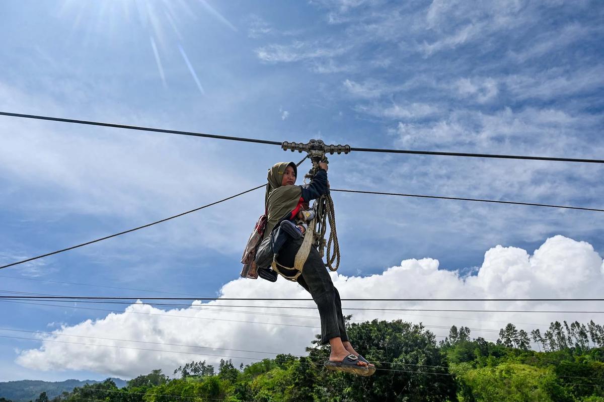 FOTO: Perjuangan Warga Ketol Menyeberangi Sungai  Berarus Deras dengan Tali