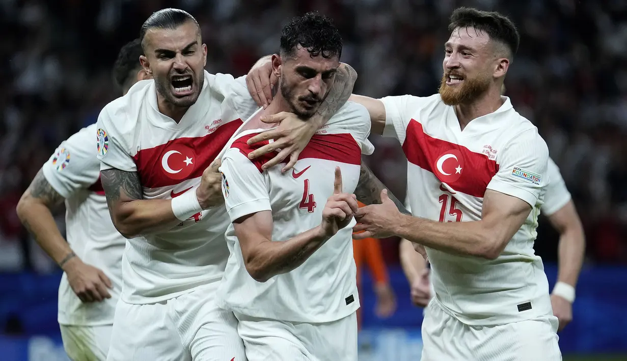 Selebrasi bek Timnas Turki, Samet Akaydin (tengah) bersama rekan setim setelah menjebol gawang Timnas Belanda pada laga perempatfinal Euro 2024 di Olympiastadion, Berlin, Jerman, Sabtu (6/7/2024). (AP Photo/Ebrahim Noroozi)
