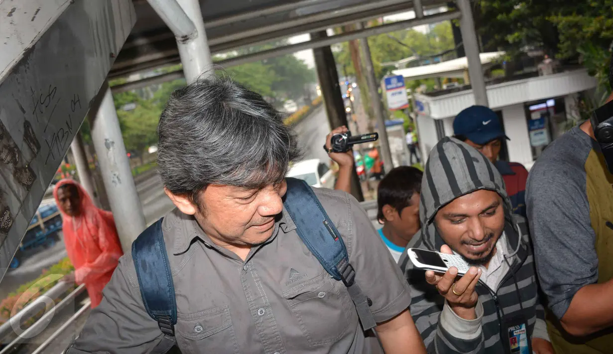 Mantan Dirut Utama maskapai penerbangan Citilink Indonesia saat ditanya sejumlah wartawan usai menjalani pemeriksaan di Gedung KPK, Jakarta, Kamis (2/2). Albert Burhan diperiksa sebagai saksi dengan tersangka ESA. (Liputan6.com/Helmi Afandi)