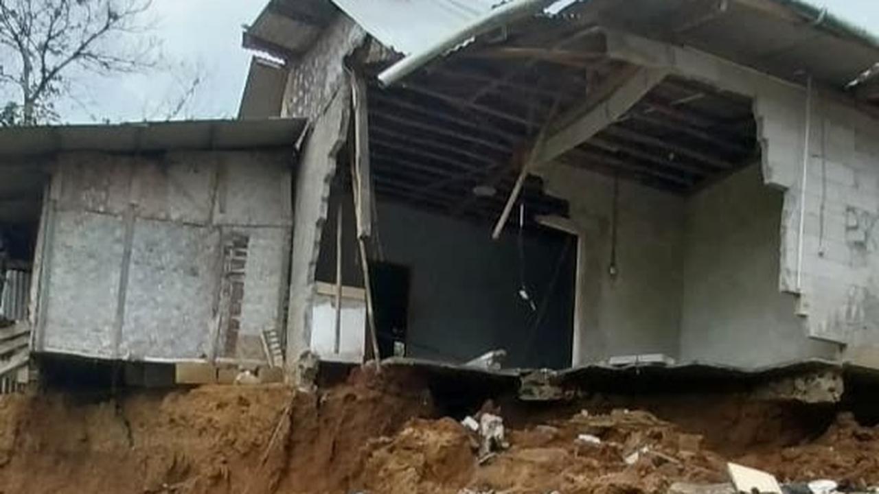 Rumah warga Bogor rusak akibat fenomena tanah bergerak