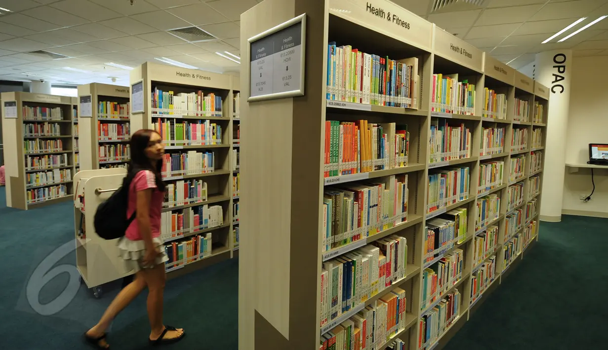 Untuk menambah wawasan tentang dunia olahraga, sebuah perpustakaan ‘Sport Library’ disediakan di areal National Stadium Singapura. Puluhan rak buku berderet sesuai klasifikasinya, Senin (1/6/2015). (Liputan6.com/Helmi Fithriansyah)