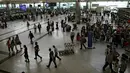 Lalu lalang penumpang di terminal keberangkatan Bandara Ataturk, Istanbul, Turki, Rabu (29/6). Sejumlah penerbangan domestik dan internasional dibatalkan atau mengalami penundaan menyusul ledakan bom yang menewaskan 42 orang (REUTERS/Goran Tomasevic)     