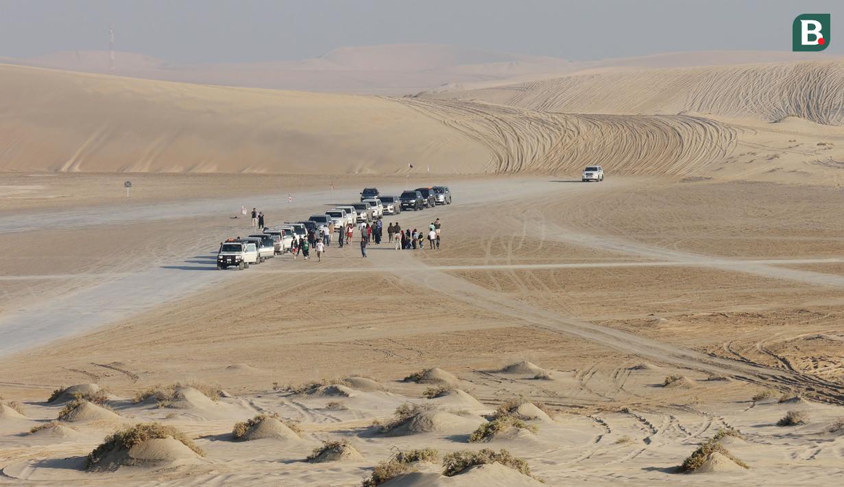 Gurun ini terletak di wilayah pesisir tenggara Qatar yang lautnya berbatasan langsung dengan Uni Emirat Arab. (Bola.com/Ade Yusuf Satria)