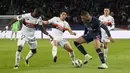 Kemenangan itu membuat PSG unggul 12 poin di puncak klasemen Ligue 1. (AP/Michel Euler)