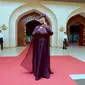 Nyanyi Pakai Bahasa Isyarat di Pernikahan Pangeran Abdul Mateen, Artis Senior Dewi Yull Tuai Pujian.&nbsp; foto: Instagram @dewiyullofficial