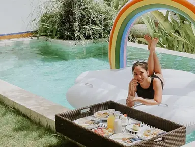 Jessica Mila miliki nama lengkap Jessica Mila Agensia adalah wanita kelahiran Kota Langsa, Aceh yang menjadi seoarang selebriti Indonesia sejak tahun 2002 pada sebuah sinetron Cinta SMU. (Liputan6.com/IG/@jscmila)