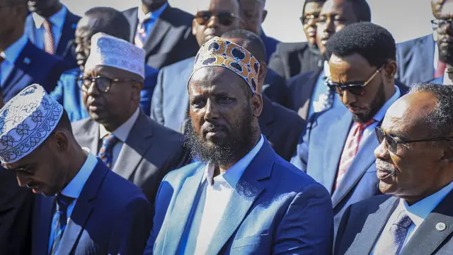Mantan wakil pemimpin kelompok ekstremis Al-Shabab, Mukhtar Robow, diangkat menjadi menteri urusan agama, di ibu kota Mogadishu, Somalia Selasa, 2 Agustus 2022. (AP Photo/Farah Abdi Warsameh)