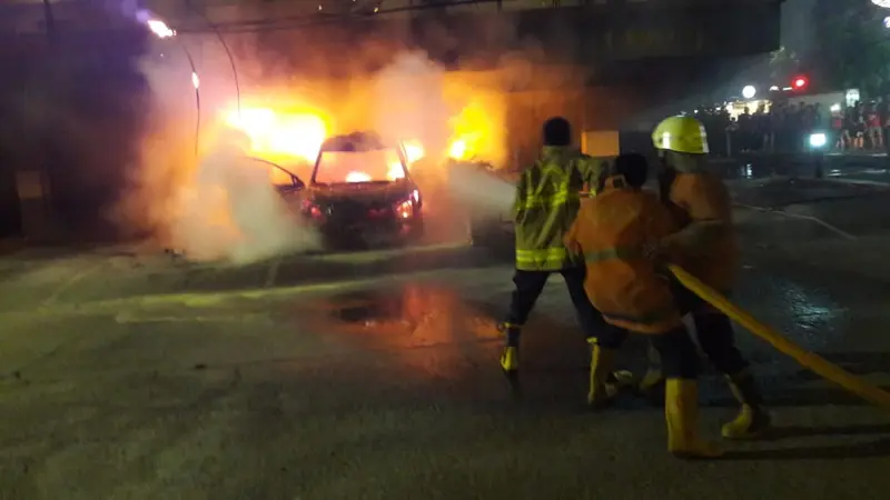 Mobil terbakar di parkiran Starbucks Pluti. (Sudin Damkar)