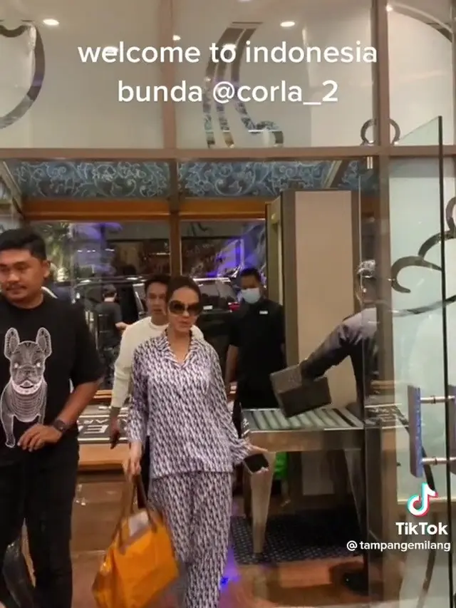 Bunda Corla Tiba di Tanah Air