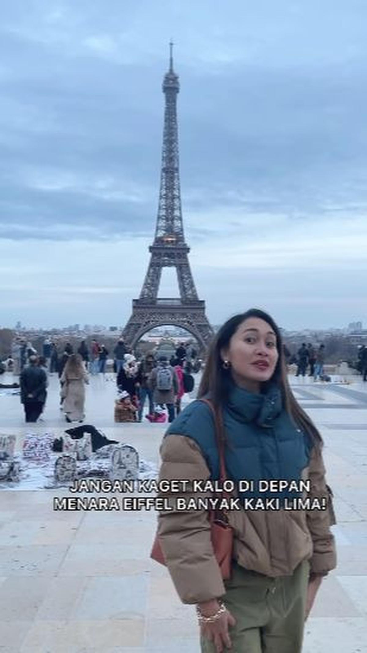 "Jangan kaget kalau di depan menara Eiffel banyak kaki lima, bahkan ada yang sampai menawari jasa penyewaan ring light muter gini," terangnya.