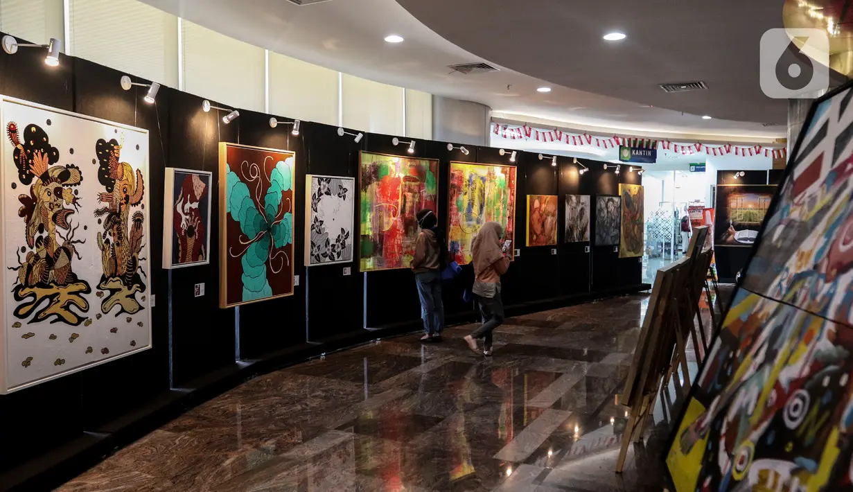 Pengunjung mengamati pameran seni rupa yang bertajuk 'Creative Freedom to Heal The Nation' di Perpustakaan Nasional, Jakarta, Kamis (15/10/2020). Pameran tersebut menceritakan refleksi kehidupan sehari-hari para seniman selama masa Pandemi COVID-19. (Liputan6.com/Johan Tallo)