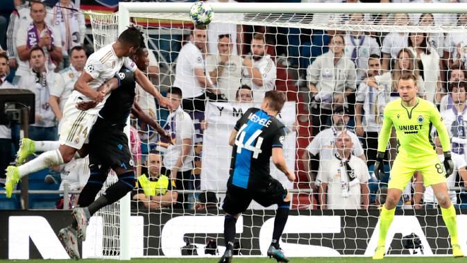 Pemain Real Madrid Casemiro (kiri) mencetak gol ke gawang Club Brugge pada laga Liga Champions di Stadion Santiago Bernabeu, Madrid, Spanyol, Selasa (1/10/2019). Pertandingan berakhir 2-2. (AP Photo/Bernat Armangue)