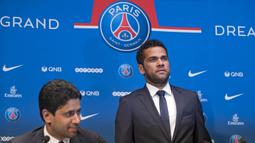 Mantan bek Juventus, Dani Alves, menghadiri jumpa pers saat perkenalan dirinya sebagai pemain baru PSG di Stadion Parc des Princes, Paris, Rabu (12/7/2017). (EPA/Ian Langsdon)