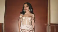 6 Potret Prilly Latuconsina di Premiere Kukira Kau Rumah, Pose Bareng Reza Rahadian hingga Jenny Rachman