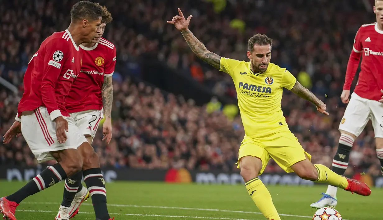 Paco Alcacer kembali memperoleh peluang pada menit ke-31. Kali ini tembakannya masih menyamping tipis di sisi gawang David De Gea. (AP/Dave Thompson)