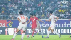 Pemain depan timnas Indonesia, Marselino Ferdinan (tengah) mencoba menembus barisan pertahanan Myanmar saat laga kualifikasi Grup B Piala AFF 2024 yang berlangsung di Stadion Thuwunna, Yangon, Senin (9/12) malam. (Foto: PSSI)
