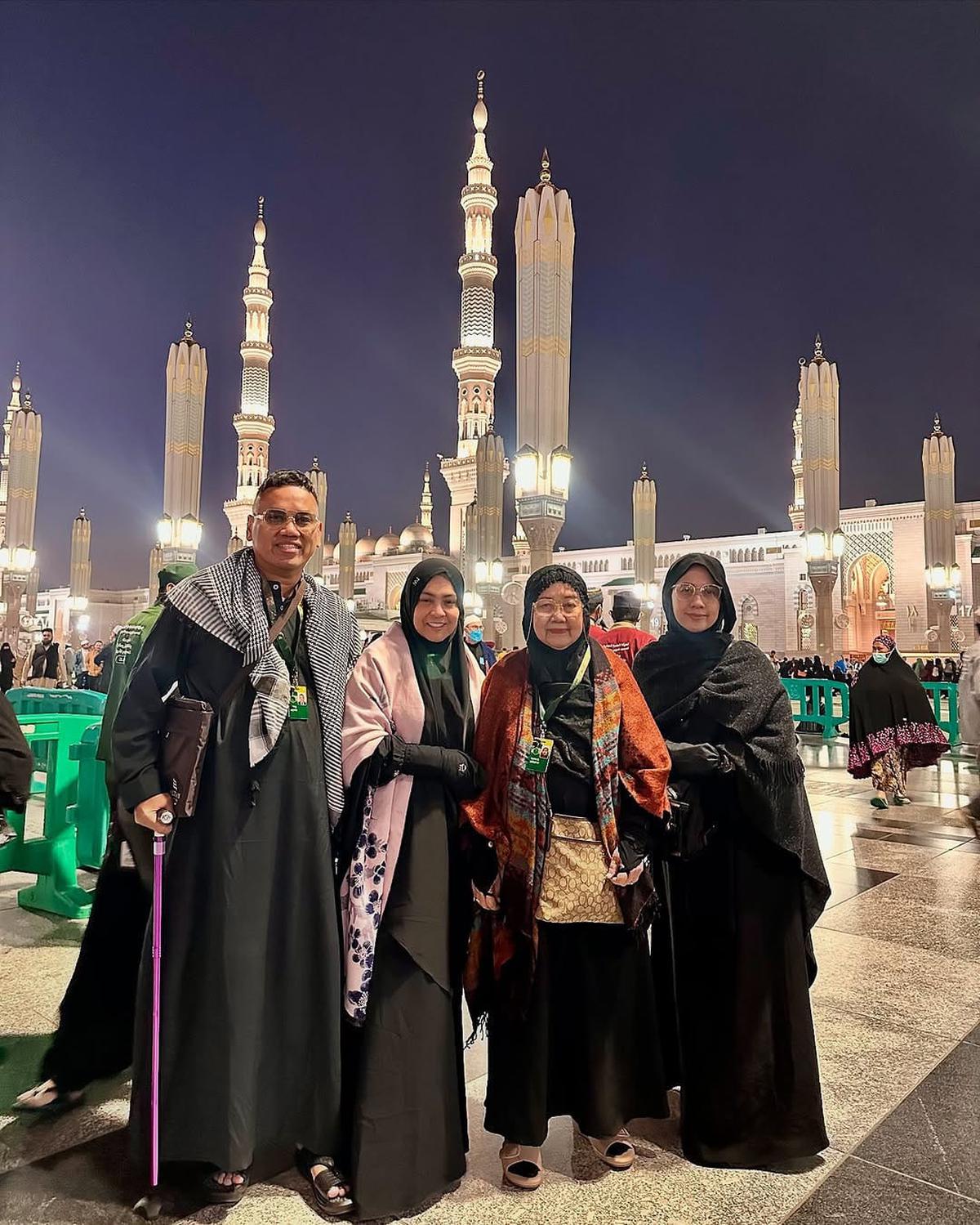 5 Potret Uya Kuya dan Astrid Jalani Umroh di Bulan Ramadhan, Perlihatkan Kemesraan