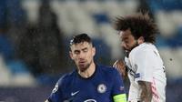 Bek Real Madrid, Marcelo berebut bola dengan gelandang Chelsea, Jorginho pada leg pertama semifinal Liga Champions di Stadion Alfredo Di Stefano, Rabu (28/4) dini hari WIB.  Real Madrid hanya mampu bermain imbang 1-1 melawan Chelsea. (AP Photo/Bernat Armangue)
