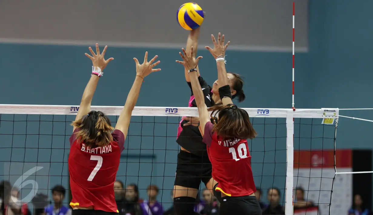 Pevoli putri Indonesia, Aprilia Manganang melakukan smash kea rah tim Thailand di laga semifinal voli putri SEA Games ke-28 di OCBC Arena, Singapura, Minggu (14/6/2015). Pevoli Indonesia kalah 1-3 dari Thailand. (Liputan6.com/Helmi Fithriansyah)