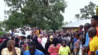 Warga berdatangan ke lokasi kebakaran pesantren di Liberia. (AP)