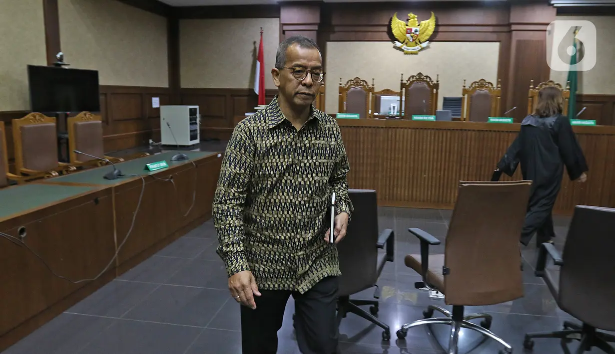 Mantan Dirut PT Garuda Indonesia Emirsyah Satar usai menjalani sidang di Pengadilan Tipikor, Jakarta, Senin (30/12/2019). Emirsyah menjalani sidang kasus dugaan suap pengadaan pesawat dan mesin pesawat dari Airbus S.A.S dan Rolls-Royce P.L.C pada Garuda Indonesia. (Liputan6.com/Herman Zakharia)