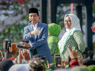 Presiden Joko Widodo atau Jokowi menyampaikan sambutan saat menghadiri Hari Lahir ke-78 Muslimat Nahdlatul Ulama (NU) atau Harlah ke-78 Muslimat NU di Stadion Gelora Bung Karno, Jakarta, Sabtu (20/1/2024). Dalam rangka menyambut Harlah ke-78 Muslimat NU, Pimpinan Pusat Muslimat Nahdlatul Ulama mengadakan dzikir, doa, dan sholawat untuk kemaslahatan bangsa. (Liputan6.com/Faizal Fanani)
