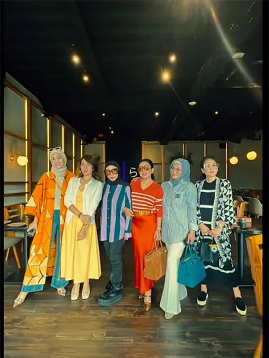 Mereka tampak mengadakan pertemuan di salah satu tempat.  Berkumpul, untuk menjaga silaturahmi dan mempererat persahabatan. [Instagram/melly_goeslaw]