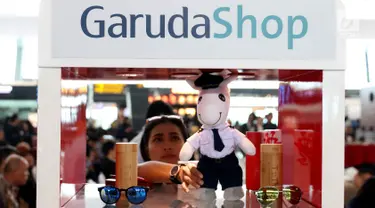 Sejumlah barang dipamerkan dalam GarudaShop di Bandara T3 Soekarno-Hatta, Tangerang, Banten, Selasa (13/2). Garuda Indonesia bekerja sama dengan JD.ID dalam pengembangan bisnis melalui channel GarudaShop. (Liputan6.com/Angga Yuniar)