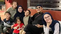 Zaskia Adya Mecca dan keluarga.(Instagram/zaskiaadyamecca)