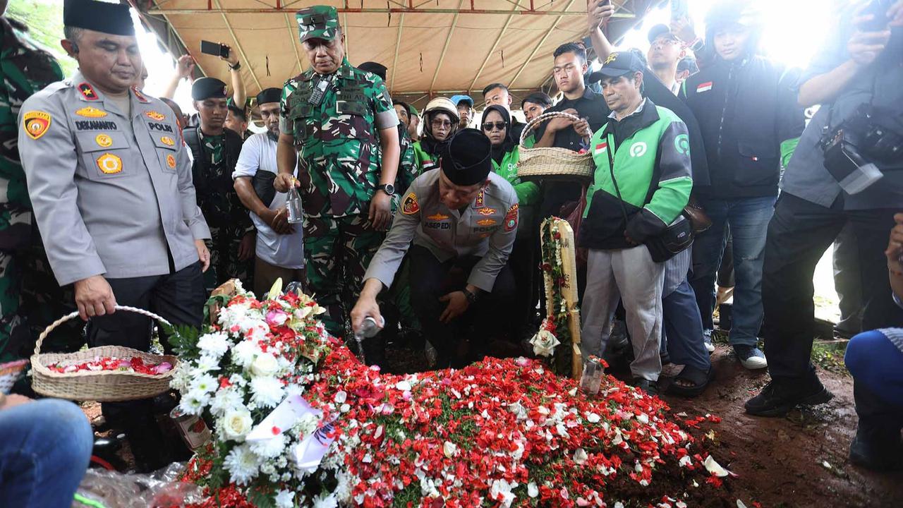 FOTO: Ribuan Ojol Antar Kepergian Affan ke Peristirahatan Terakhir