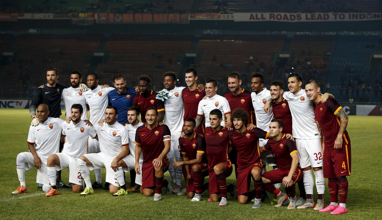 AS Roma menyelesaikan tur pramusimnya di Indonesia. Penggawa Roma yang dibagi ke dalam dua tim bertanding selama 2 x 35 menit berakhir dengan skor 2-1 untuk kemenangan tim merah. (Reuters/Darren Whiteside)